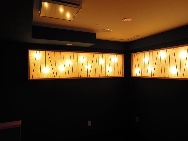 竹の桟が入った壁面照明用の和紙をご提案（飲食店 特注照明）別アングル