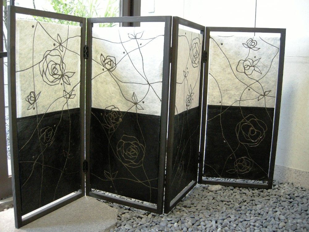 バラのモチーフの創作デザイン和紙四曲屏風です。