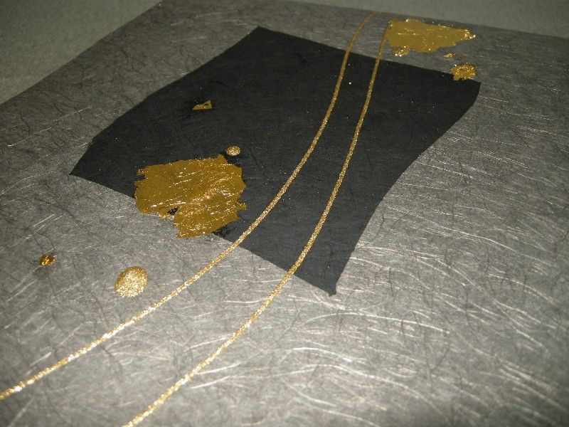 墨染めベースに金箔と立体ラインの創作デザイン和紙（デザイン部分アップ）
