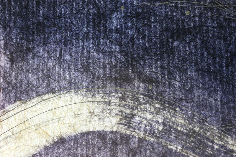 青紫色に染色したストライプ入り麻和紙をベースに、抜き初めによる刷毛目デザインを施した創作和紙（光に透かせた時の見え方）
