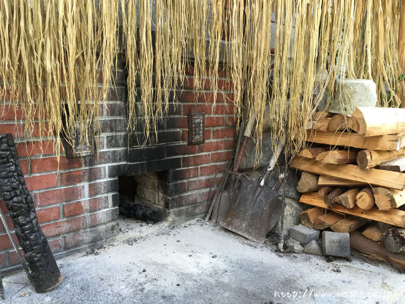 煮窯の薪を入れる入口（上田手漉和紙工場）