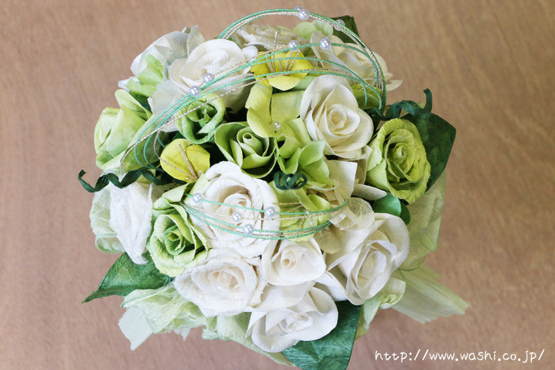 結婚１周年目のプレゼント 白と緑のバラの和紙ブーケ・花束（真上アングル）