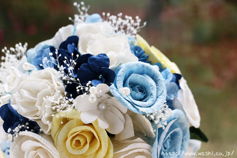 シンデレラをイメージした白とブルーの記念日和紙ブーケ－結婚1周年記念日の紙婚式オーダーメイドギフト（花部アップ）