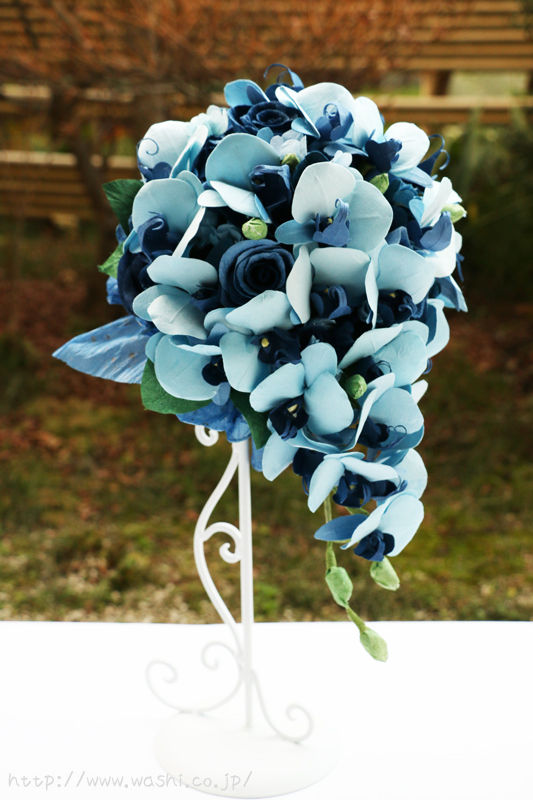 結婚1周年記念日の和紙ブーケ・花束－青い胡蝶蘭・薔薇（斜めアングル）