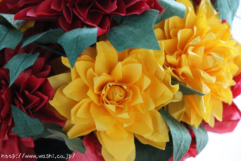 結婚記念日のプレゼント／大輪に咲くダリアの和紙ブーケ・花束（花部アップ）