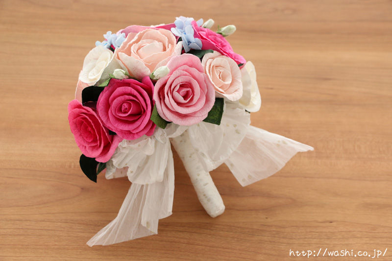初めての結婚記念日「紙婚式」に贈る、ピンク系バラの和紙ブーケ・花束 (斜め下からのアングル)