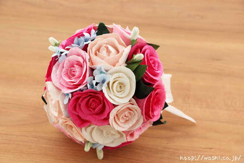 初めての結婚記念日「紙婚式」に贈る、ピンク系バラの和紙ブーケ・花束 (置いて撮影)