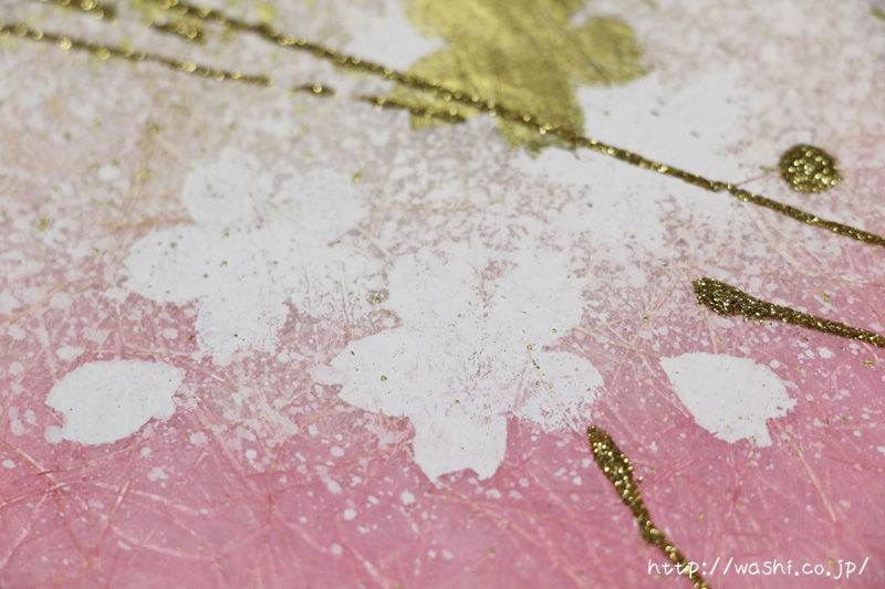 丸く無地の部分を残して染色し、優しく暖かな印象を感じさせてくれる桜デザインの創作和紙（デザイン部分アップ）