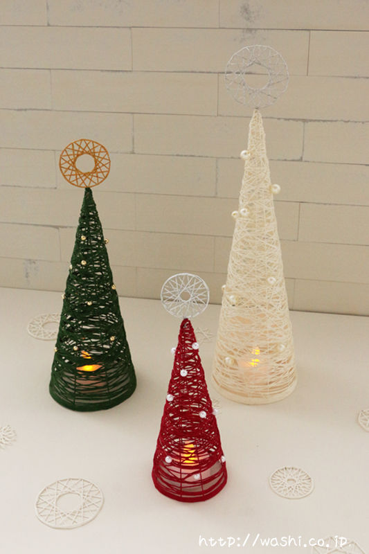 （飾り付けたクリスマスツリー＆オーナメント）紙糸を使ったクリスマスオーナメント作り
