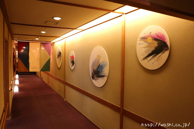 四季をイメージした和紙の円形インテリアアートパネル (旅館の通路壁面)