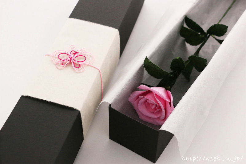 結婚1周年紙婚式や誕生日プレゼントにおすすめの和紙の花「一輪のバラ」蝶々の水引飾り付き
