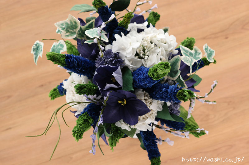 結婚記念日・紙婚式のプレゼント。ベロニカとアイビーの和紙の花束（ペーパーフラワーブーケ）真上