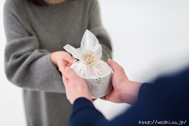 最愛の人に贈る和紙の花－ミニバラのフラワーボックス (水引ラッピング付き)