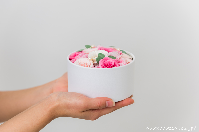 最愛の人に贈る和紙の花－ミニバラのフラワーボックス (フェミニンピンク・真横アングル)