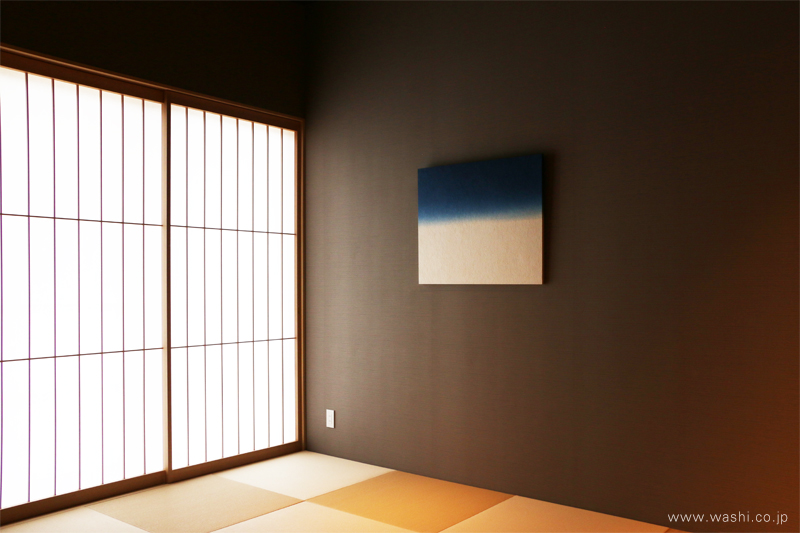 ゆるやかな時間を過ごせる 群青色の和紙アートパネル－Washi(Japanese Paper) Modern Wall Art Panel (弥生の間、パネル斜めアングル)