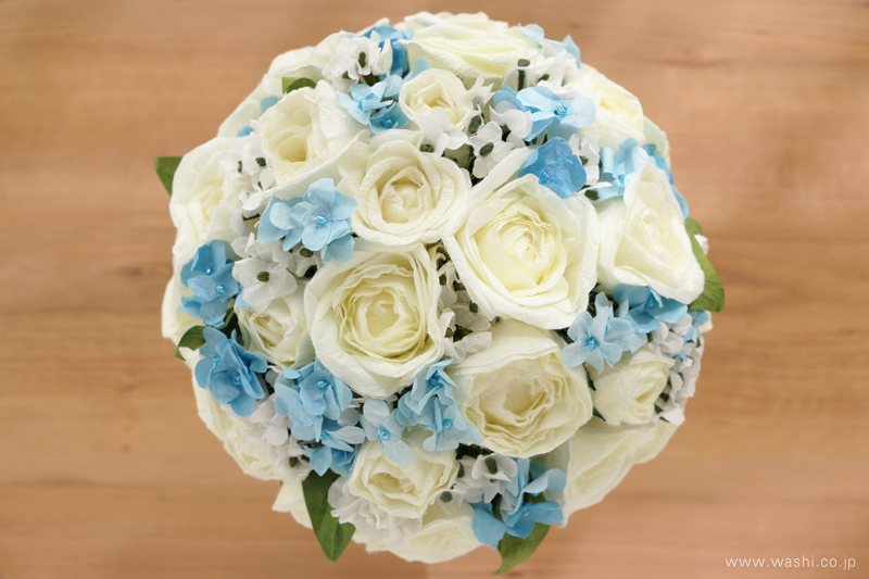 結婚1周年に再現ブーケのプレゼントで、思い出に残る記念日を「白バラと小花の和紙の花束・アニバーサリーブーケ」 (上部)