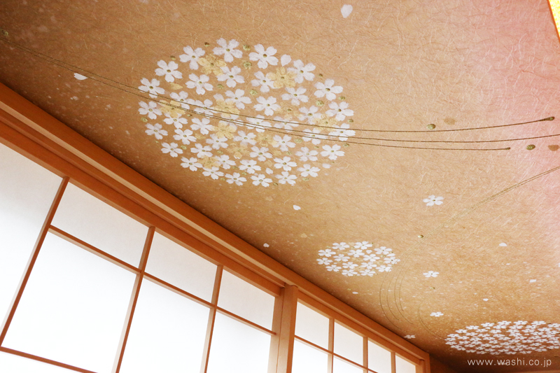 和モダン宿のくつろぎ和紙インテリア (桜の花弁が舞い散るような印象を受ける和紙壁紙・アクセントクロス)