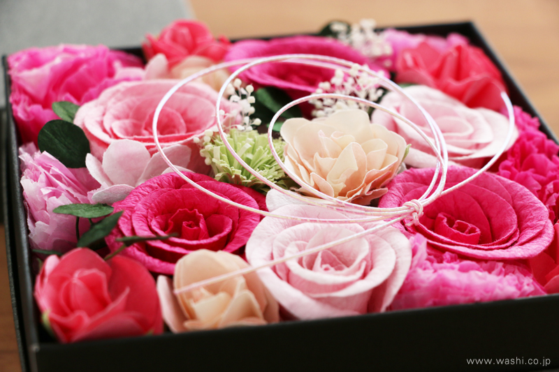 昇進を祝う華やかな和紙製お祝い花・ボックスアレンジメント (アップ)