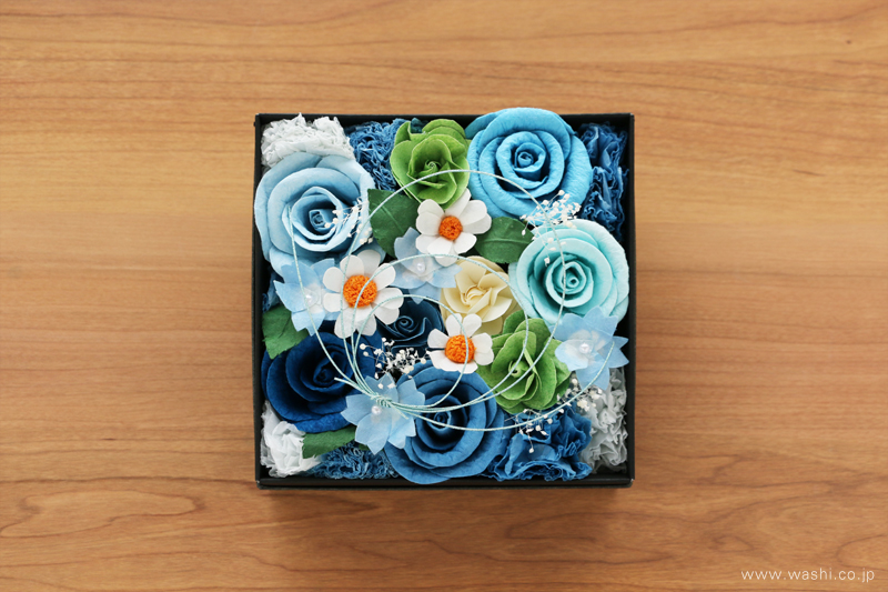 青いバラを主体とした、開業祝いの和紙の花フラワーボックス (真上)