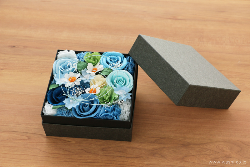 青いバラを主体とした、開業祝いの和紙の花フラワーボックス