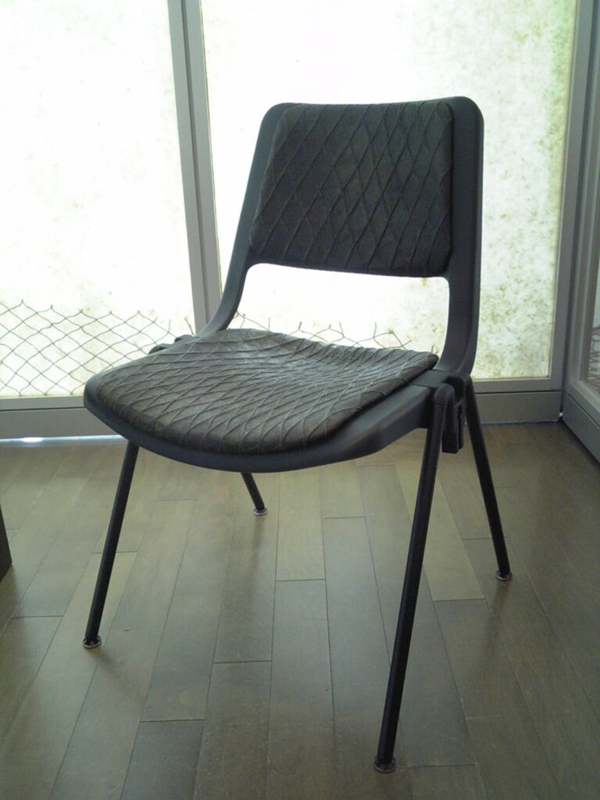 椅子／漆染めの網入り和紙