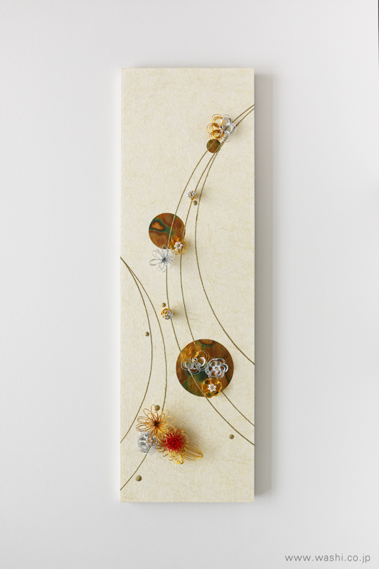 モダンなオフホワイトベースの結納品リメイクアートパネル（縦向きレイアウト・花モチーフの水引飾り設置）
