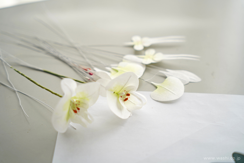 祈りの風景の中にある、和紙の花／胡蝶蘭制作風景