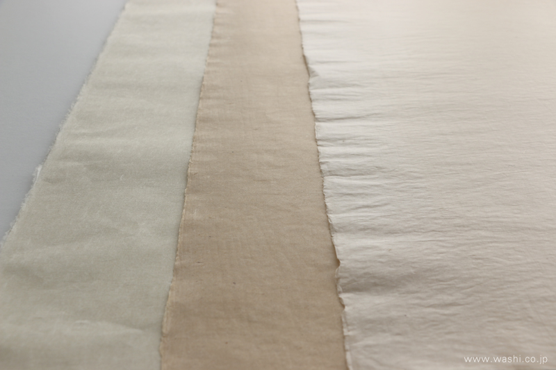 左から楮、三椏、雁皮の和紙を並べて、質感と色合いを比較している写真。