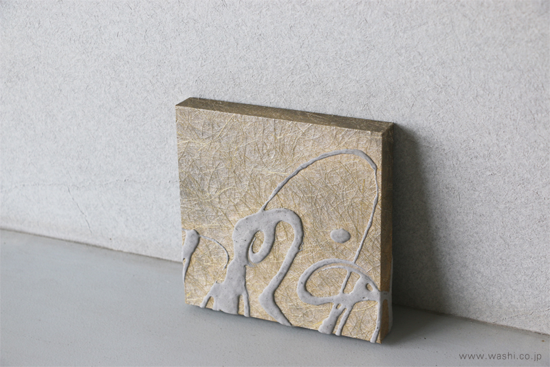 和紙ミニアートパネル「石景（せっけい）」を立てかけた様子。厚さ2cmで自立するのが分かる。