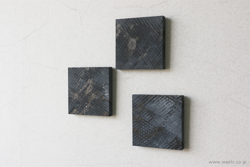 和紙ミニアートパネル「翳（かげり）」を3点、ギャラリーウォールとして壁に飾った様子。
