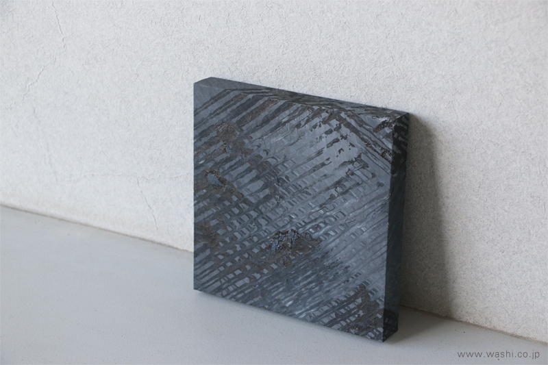 和紙ミニアートパネル「翳（かげり）」を立てかけた様子。厚さ2cmで自立するのが分かる。