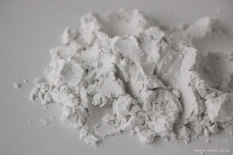 和紙アートパネルの原料となる、能登産の珪藻土の粉末のクローズアップ写真。