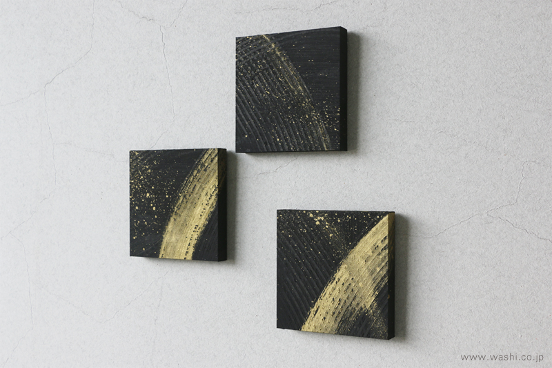 和紙ミニアートパネル「兆し（きざし）」を3点、ギャラリーウォールとして壁に飾った様子。