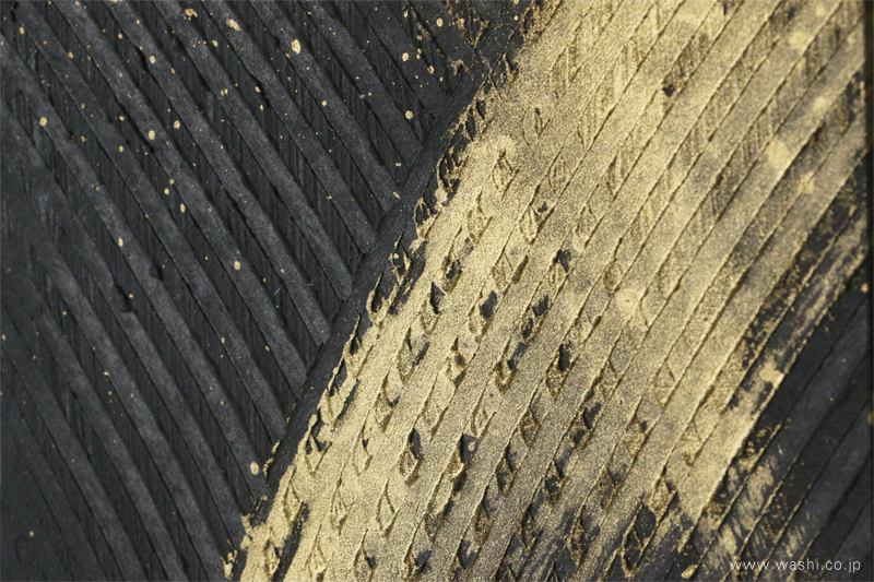 和紙ミニアートパネル「兆し（きざし）」の表面。櫛引による黒い凹凸と、金彩の力強い質感のクローズアップ。