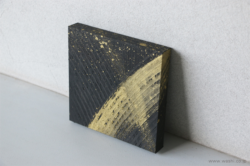 和紙ミニアートパネル「兆し（きざし）」を立てかけた様子。厚さ2cmで自立するのが分かる。