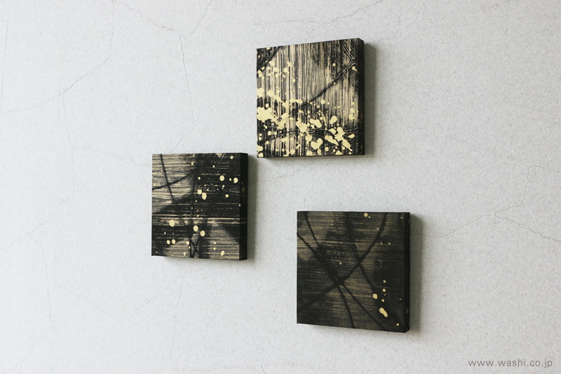 和紙ミニアートパネル「玄（げん）」を3点、ギャラリーウォールとして壁に飾った様子。