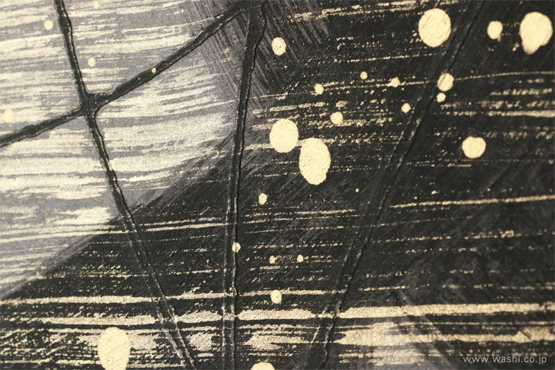 和紙ミニアートパネル「玄（げん）」のテクスチャー。墨と珪藻土のベースに、金彩のしぶきや刷毛目が重なる。
