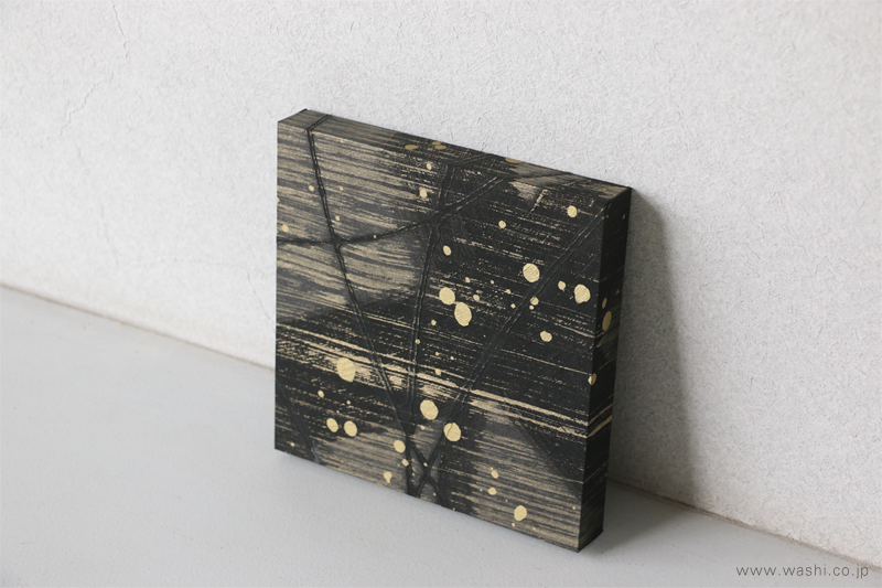和紙ミニアートパネル「玄（げん）」を立てかけた様子。厚さ2cmで自立するのが分かる。