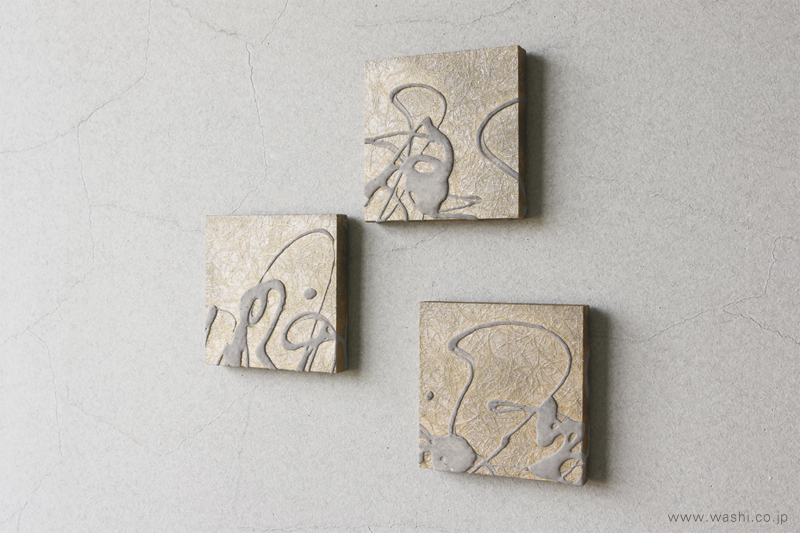 和紙ミニアートパネル「石景（せっけい）」を3点、ギャラリーウォールとして壁に飾った様子。