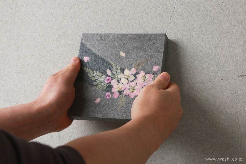 両手で持った15cm角の押し花和紙ミニアートパネル「ほのか」