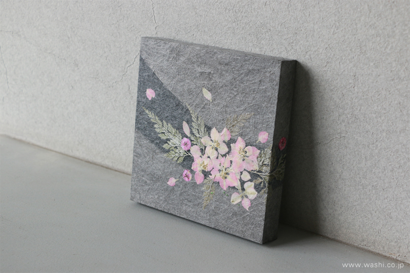 壁に立てかけて飾ったグレーの押し花和紙ミニアートパネル