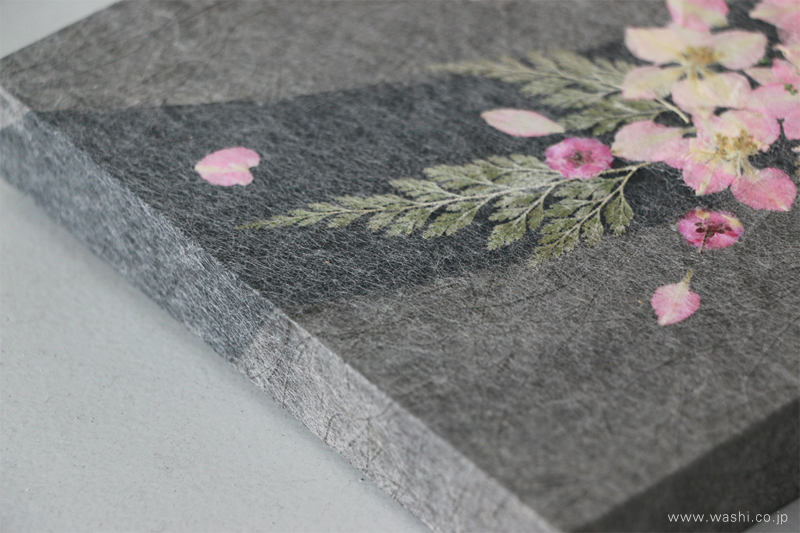 墨染め麻和紙の刷毛目と押し花の質感がわかる接写/押し花和紙ミニアートパネル「ほのか」