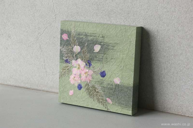 壁に立てかけて飾ったグリーンの押し花和紙ミニアートパネル