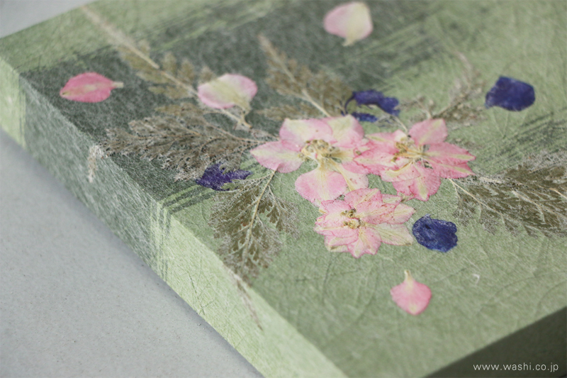 顔料染め麻和紙の素材感と押し花の表情がわかる接写/押し花和紙ミニアートパネル「のどか」