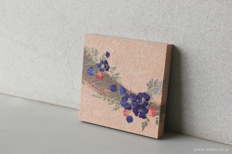 壁に立てかけて飾った赤みベージュの押し花和紙ミニアートパネル