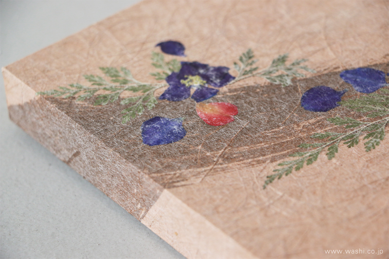 和紙の微細な凹凸と押し花が調和するアートパネルの接写/押し花和紙ミニアートパネル「うらら」