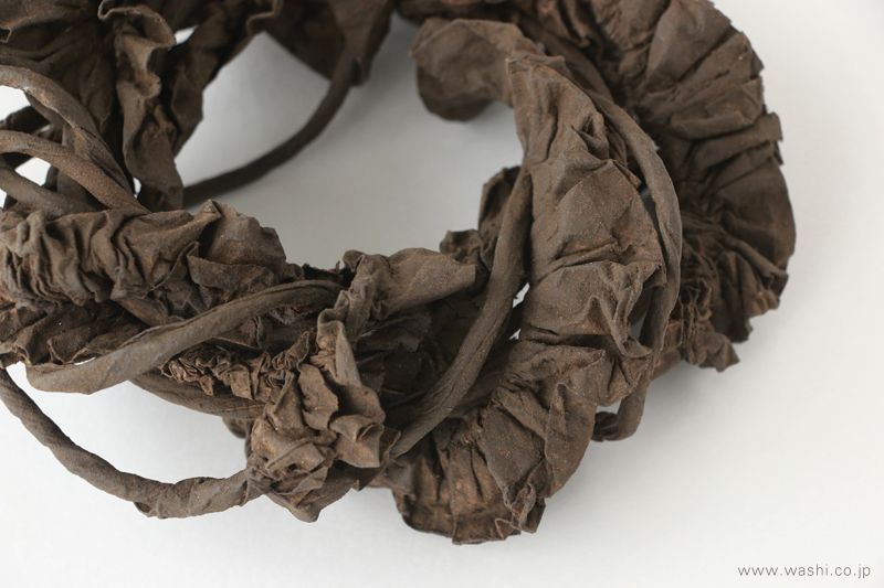 複雑なシワと陰影が織りなす、リース型和紙アートの立体的なディテール