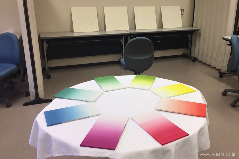 金沢大学との共同研究で用いられた、色とりどりの検証用和紙パネル