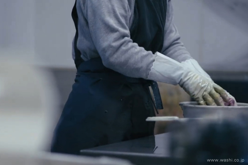 和紙アートの染色工程など、手仕事による制作が行われている工房風景