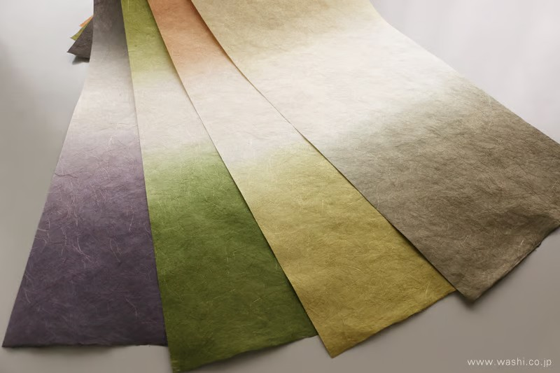 美しいグラデーションに染め上げられた無地の染色和紙（紫、緑、黄、茶色）。和紙本来の柔らかな風合いや繊維の重なりが楽しめます。